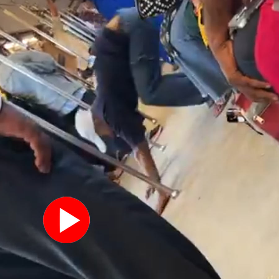 Video of man doing pushup inside Delhi metro goes viral dgtl