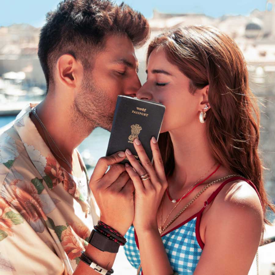 কার্তিকের ঠোঁটে ঠোঁট অনন্যার। 