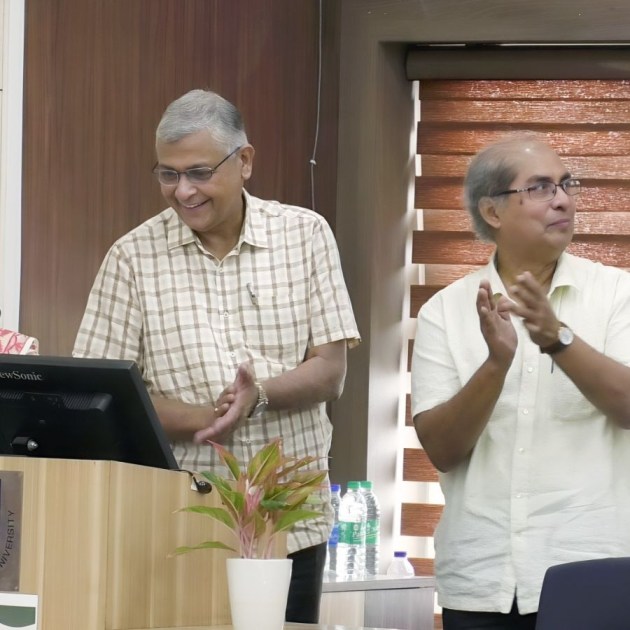 বিশ্ববিদ্যালয়ের অধ্যাপকেরা। 