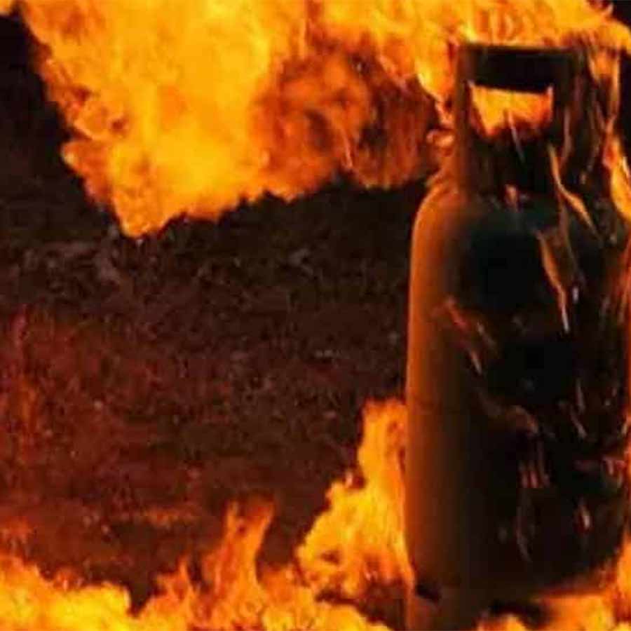 Panic over gas cylinder explosion in East Burdwan's Memari dgtld