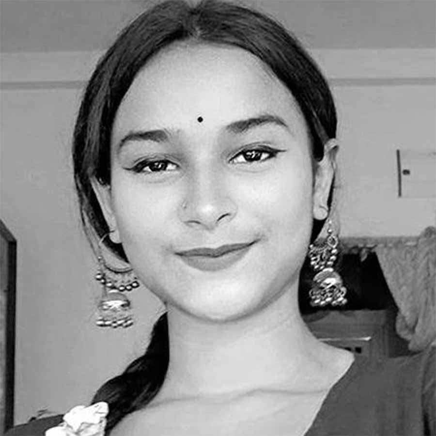 An young girl died of road accident at Rajarhat