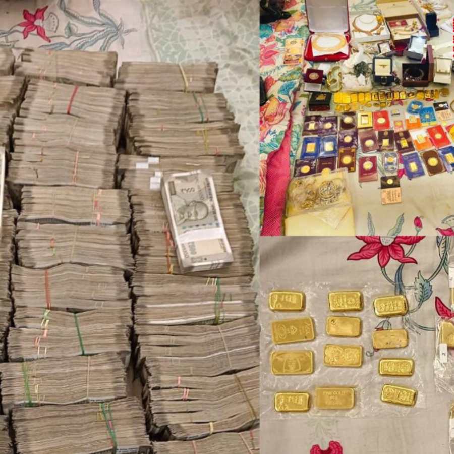 CBI recovers cash of around Rs 1 Crore along with old and Silver items during search operation related to IRS Officer Bribe case dgtl
