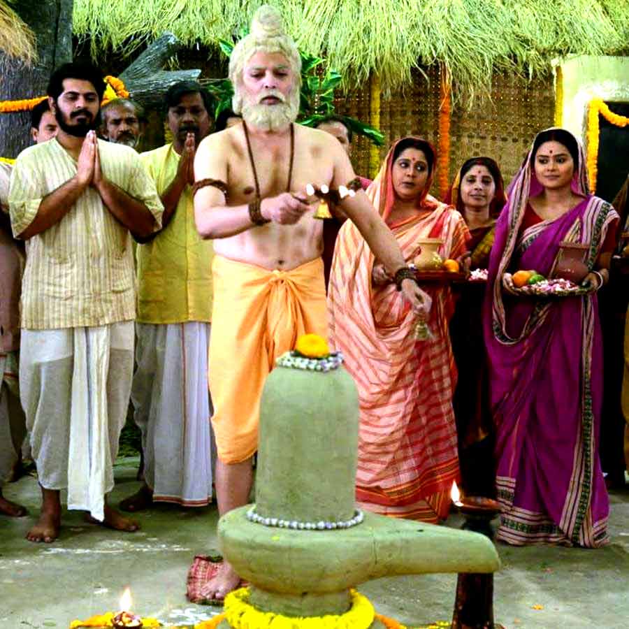 ‘বাবা লোকনাথ’-এর শুটিংয়ে সকলের সঙ্গে ভাস্বর চট্টোপাধ্যায়।