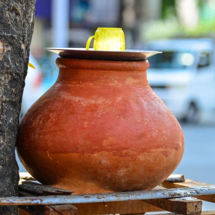 Is it safe to drink water stored in clay pot for long