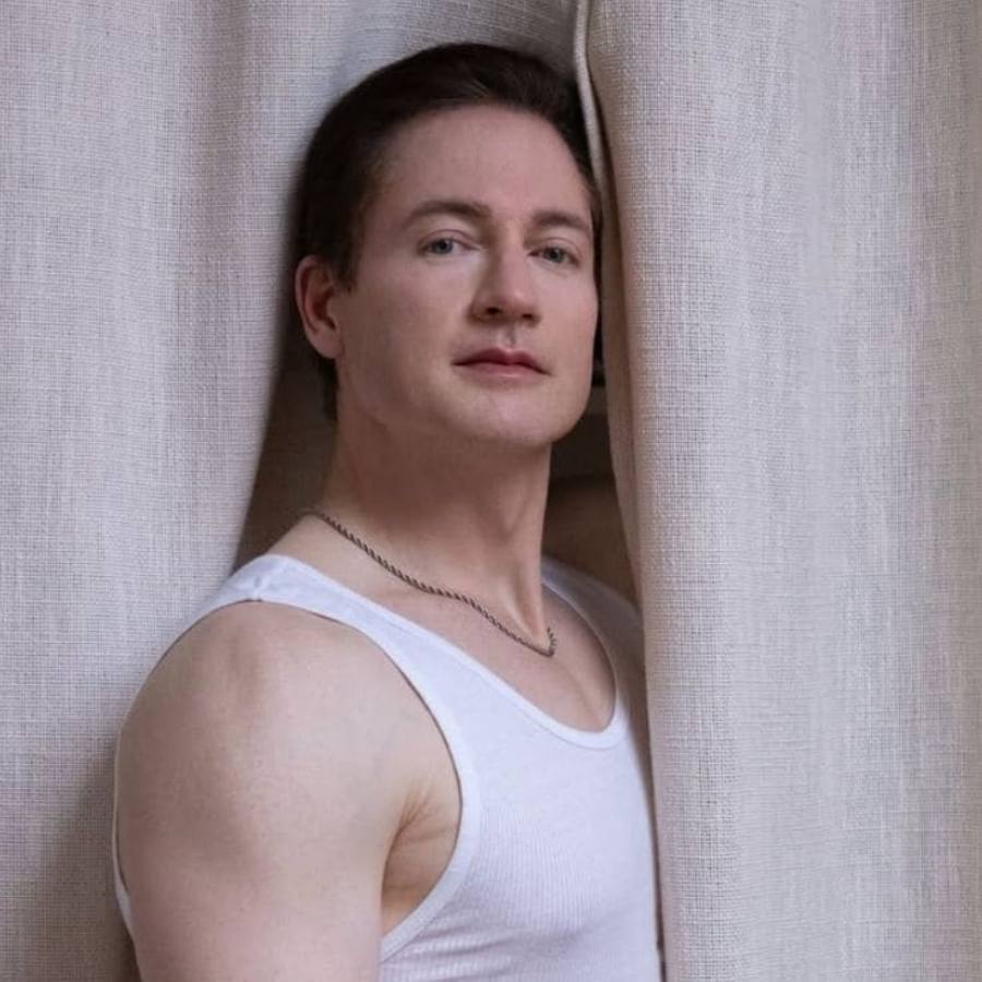 এখন ব্রায়ান জনসন। 