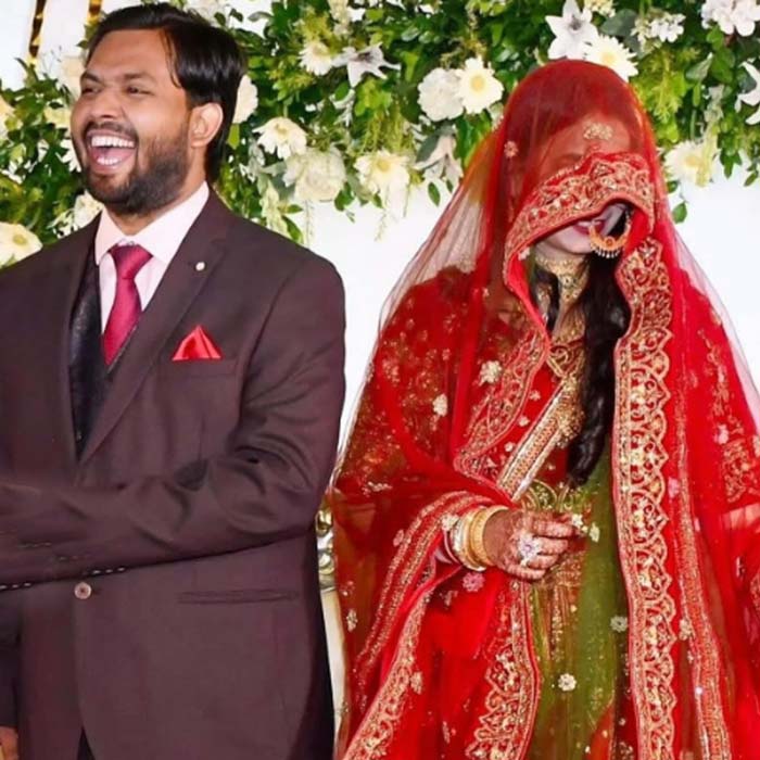 কাকপক্ষীতেও জানতে পারেনি খান স্যরের নতুন জীবনে প্রবেশের খবর। তাই খান স্যরের নববিবাহিতা স্ত্রীকে নিয়ে কৌতূহলের অন্ত ছিল না তাঁর ছাত্র-ছাত্রী ও সমাজমাধ্যম ব্যবহারকারীদের মধ্যে। কাকে বিয়ে করলেন খান স্যর? পাত্রীর নাম, পরিচয় জানার জন্য উৎসুক সকলেই।