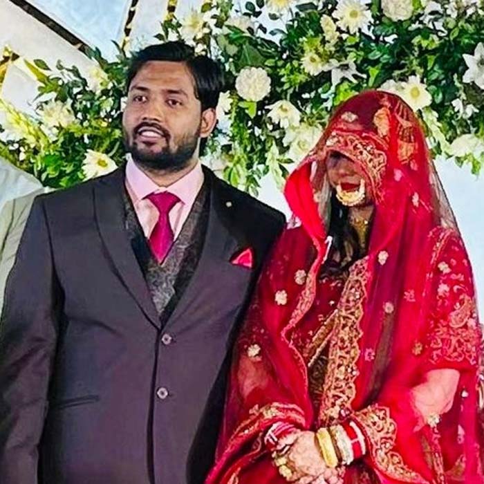 ভারত-পাক সংঘাতের মাঝে নিঃশব্দে বিয়ে সেরে ফেলেছিলেন খ্যাতনামী ইউটিউবার তথা শিক্ষক খান স্যর। একটি ভিডিয়োবার্তায় নিজের বিয়ের খবর নিজেই প্রকাশ করেছিলেন তিনি। বিবাহবন্ধনে আবদ্ধ হওয়ার খবর দেওয়ার পর তিনি জানিয়েছিলেন, নববধূর সঙ্গে পরিচয় করানোর জন্য পটনায় একটি অনুষ্ঠানের আয়োজন করা হবে।