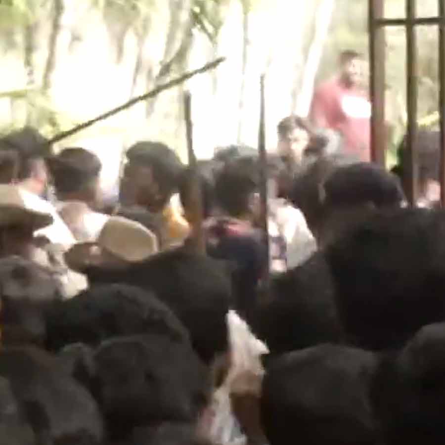 চিন্নাস্বামী স্টেডিয়ামে পুলিশের লাঠি।