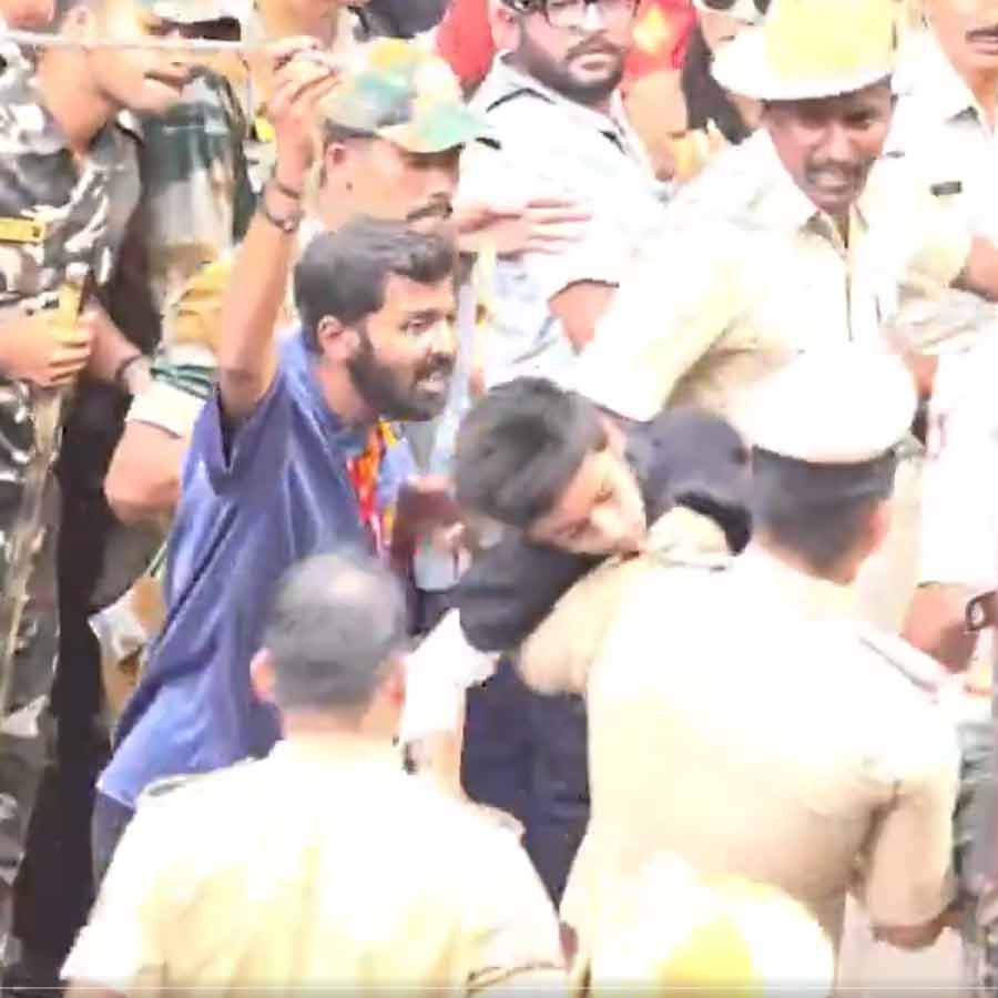 Stampede situation outside Chinnaswamy stadium before RCB trophy celebration dgtl