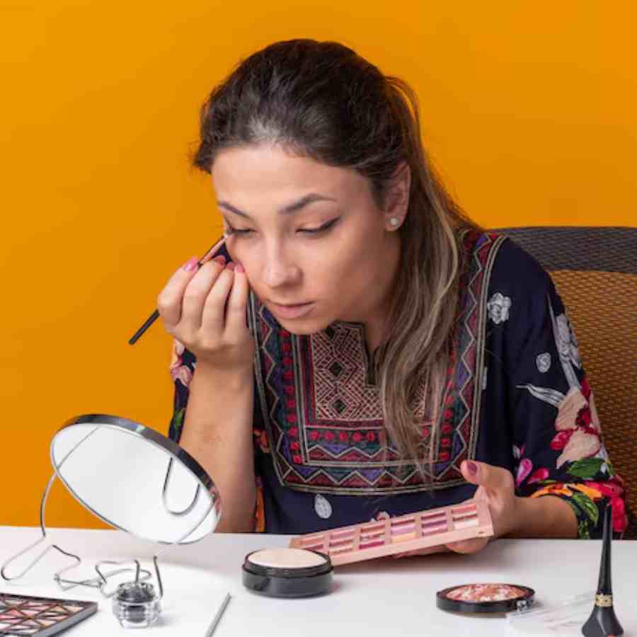 How to apply perfect Eye Shadow, here are the tips dgtl