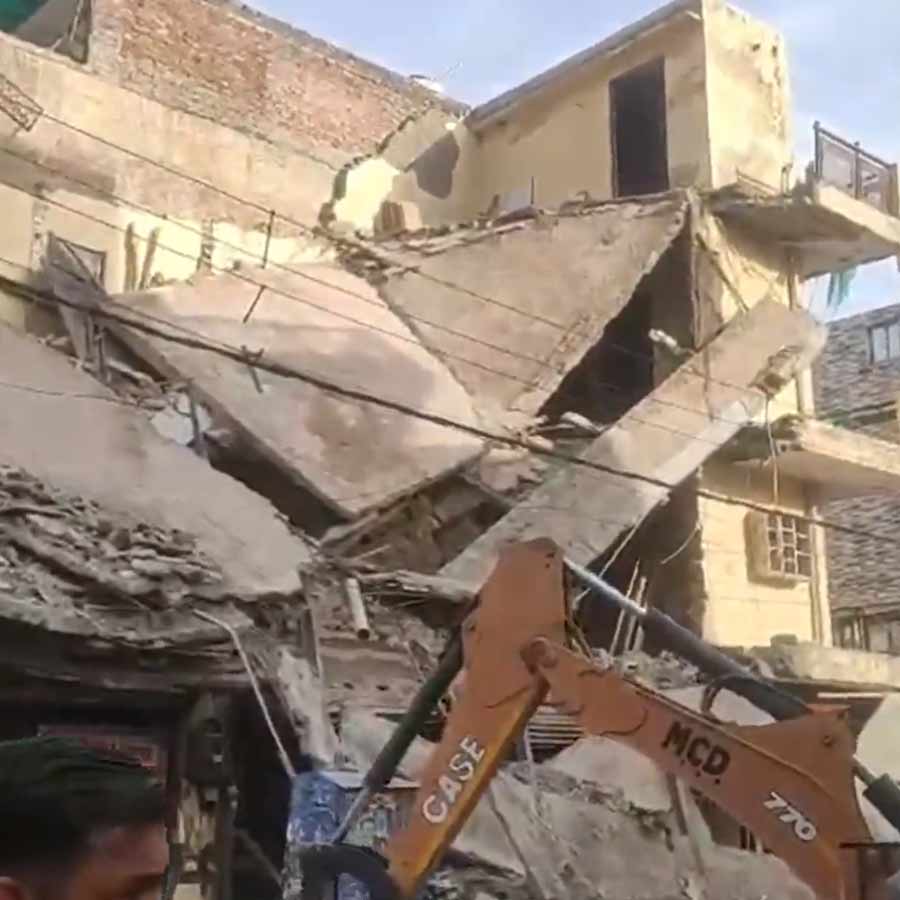 3-Storeyed Commercial Building Collapsed in Delhi's Rohini Sector 7, 2 Feared Trapped dgtl
