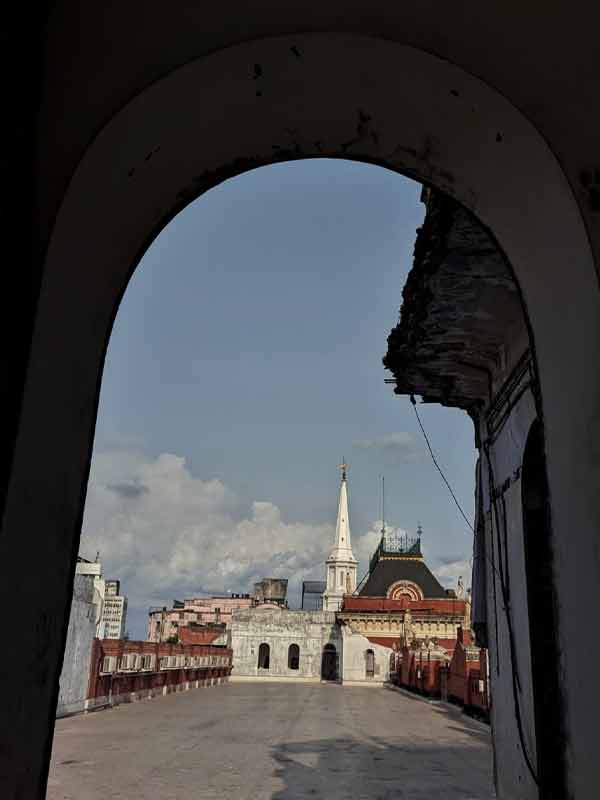 ২০১৮ সালে ছাদে সংস্কারের কাজ করার সময়ে সেই ঘরটি খোলা হয়। সেই কাজ করতে গিয়ে পূর্ত দফতরের কর্তারা জানতে পারেন, এটি ছিল ব্রিটিশ আমলের একটি নাচঘর। তখন এর উপরের তলায় থাকতেন বিলেত থেকে আসা সাহেবরা। সরকারি কর্তাদের ধারণা, তাঁদের বিনোদনের জন্যই তৈরি করা হয়েছিল এই নাচঘর। ধুলোয় ঢেকে গিয়েছিল ঘরের কাঠের মেঝে। সেই ঘরেরও আমূল সংস্কারের সিদ্ধান্ত নেওয়া হয়েছে। 