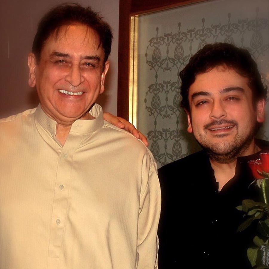 বাবার সঙ্গে আদনান সামি।