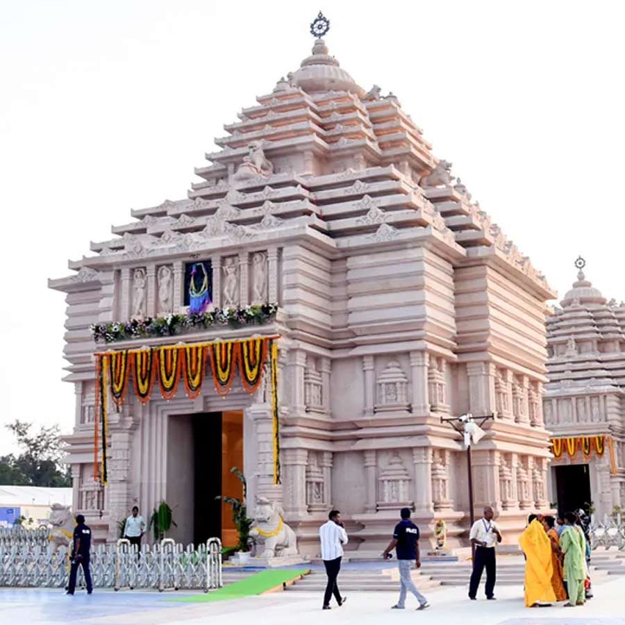 Locals protested at Jagannath Temple in Digha demanding jobs, police arrived and brought the situation under control dgtld