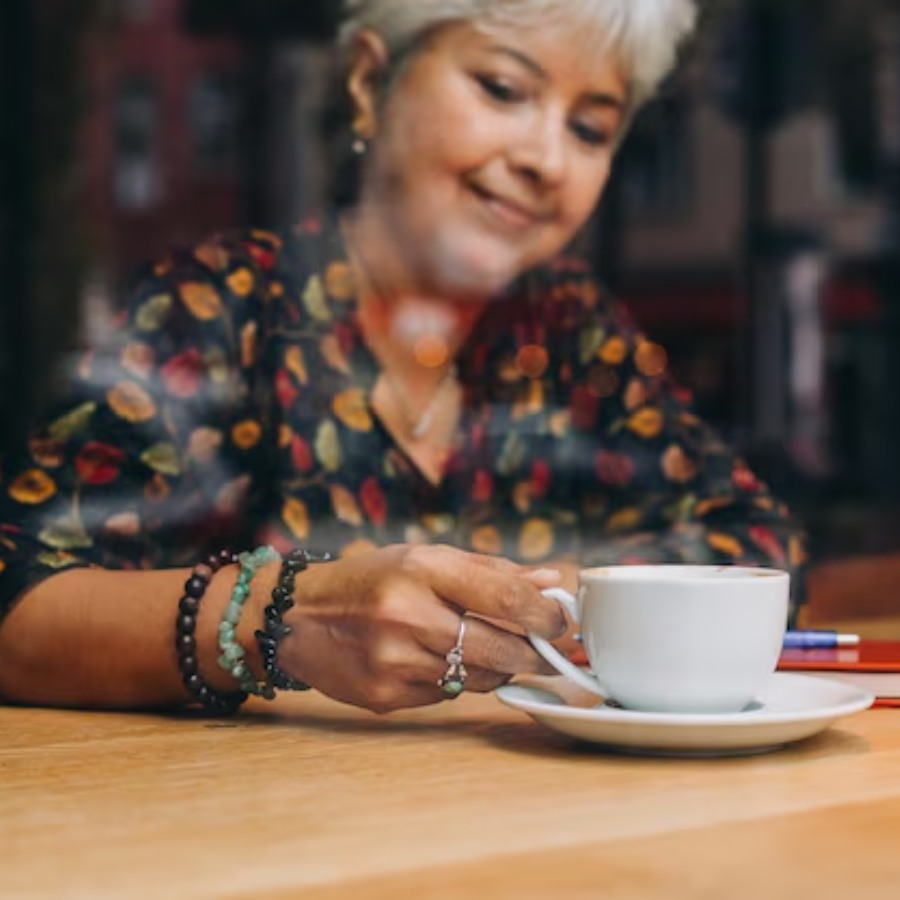 গবেষণায় দেখা গিয়েছে, যে মহিলারা তাঁদের মধ্যবয়সে ক্যাফিনযুক্ত কফি খেয়েছেন, বয়সের সঙ্গে সঙ্গে স্বাস্থ্য আরও ভাল হয়েছে।