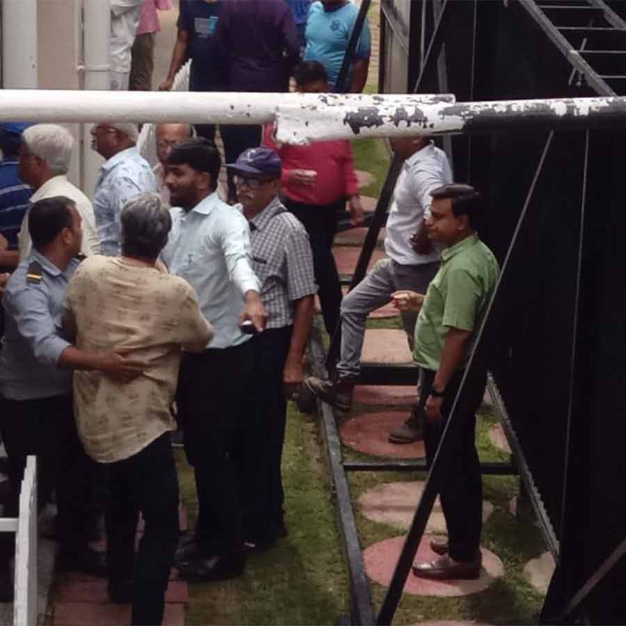 Controversy in Bengal cricket, the officials of East Bengal and Bhabanipore fights with each other dgtl