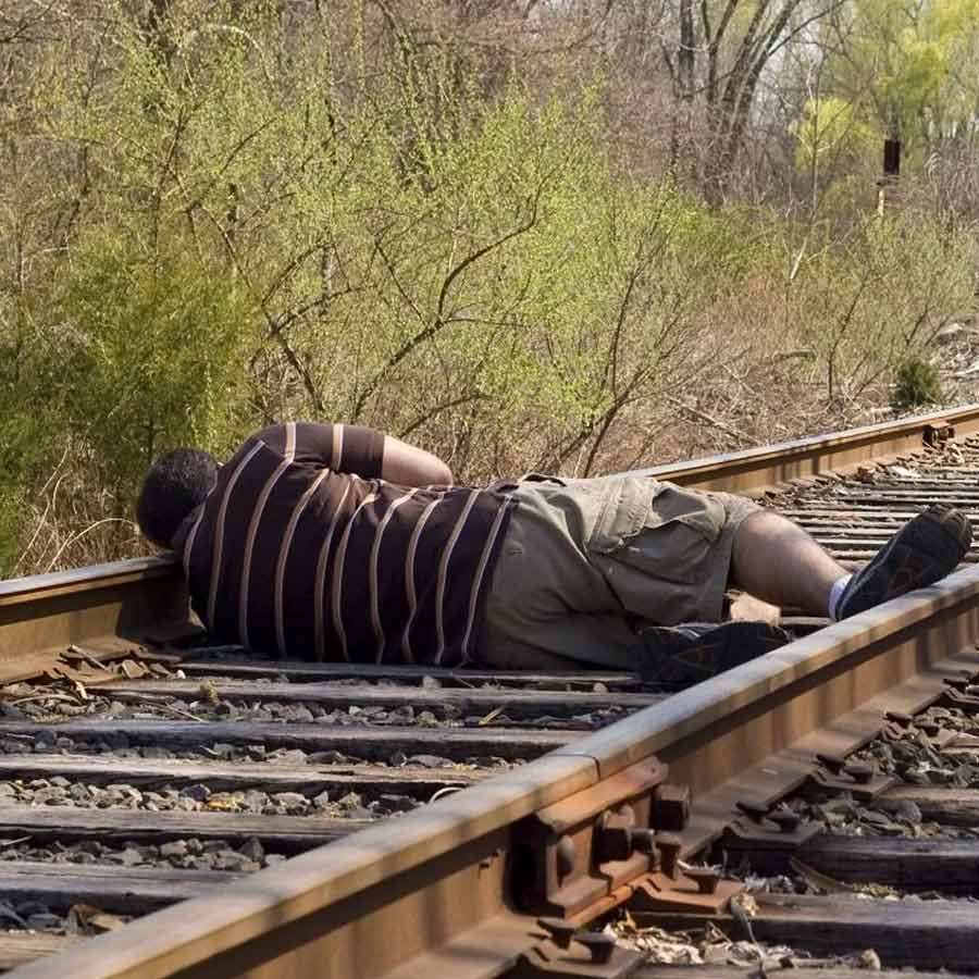 Mumbai doctor fell off from running train after miscreant tried to snatched her wife's bag dgtl