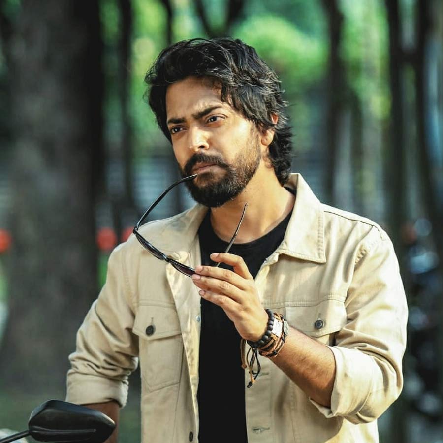 Do you know Prateek Sen’s new serial Heroin in love with popular Bengali actor