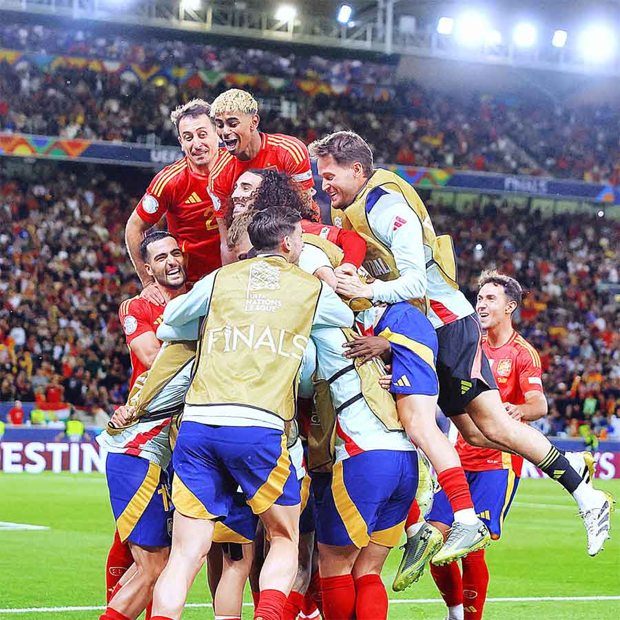 উল্লাস: কিলিয়ান এমবাপেদের বিরুদ্ধে সেমিফাইনাল ম্যাচে রুদ্ধশ্বাস জয়ের পরে লামিনে ইয়ামালরা।  