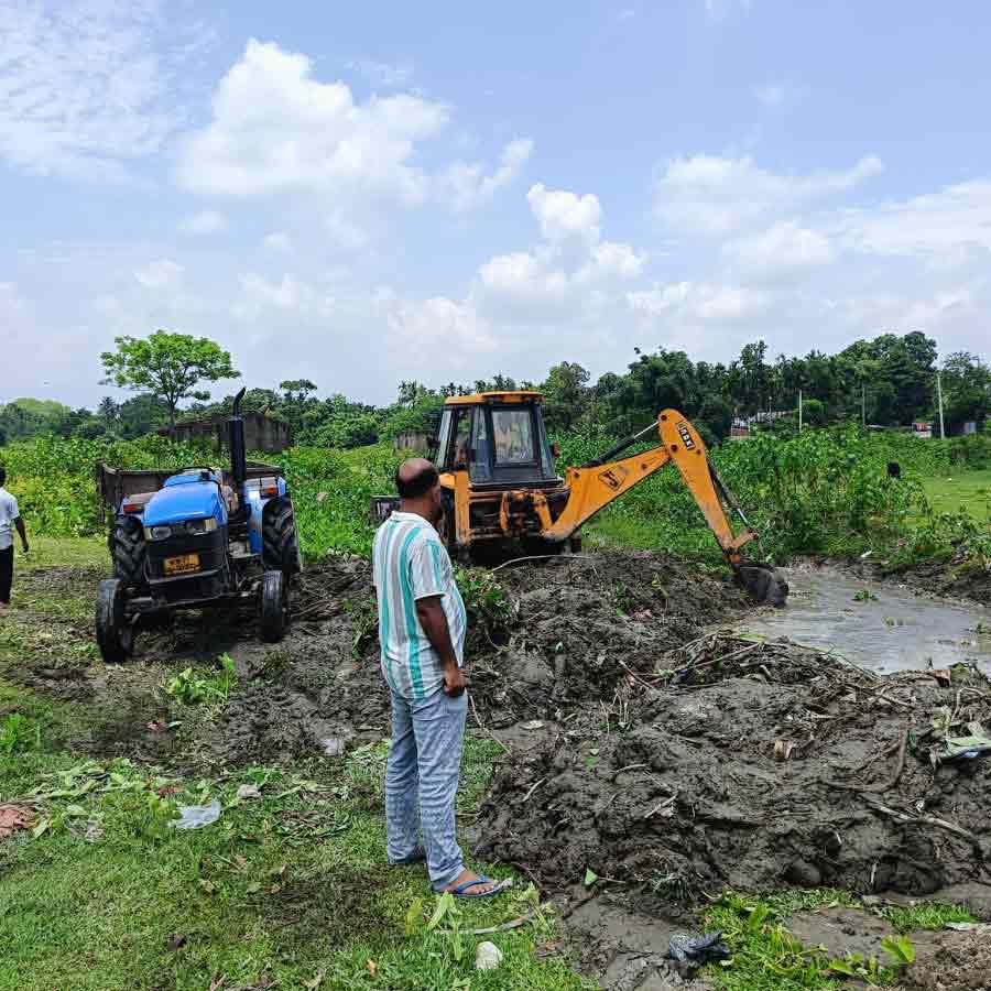Local residents of Hamiltonganj of Kalchini started working on river dredging without permission of administration