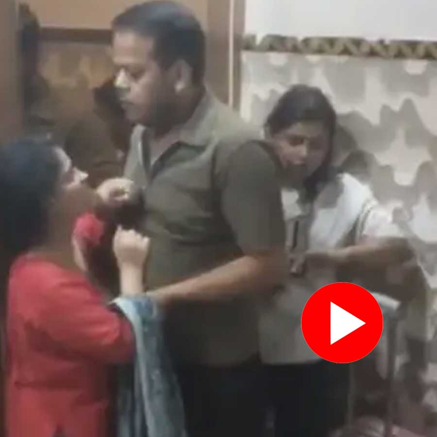 wife caught her husband red handed with girlfriend