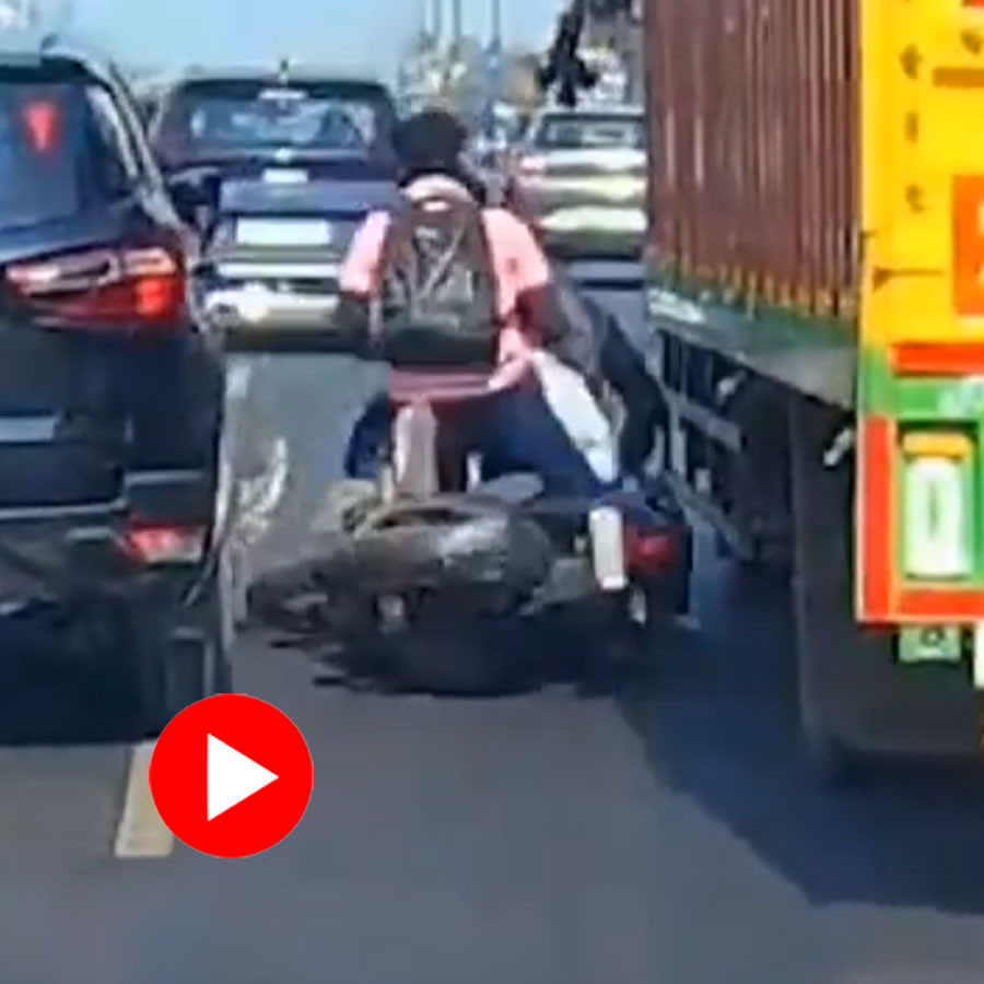 Video of three youth trying to overtake SUV and truck and swept under wheel dgtl