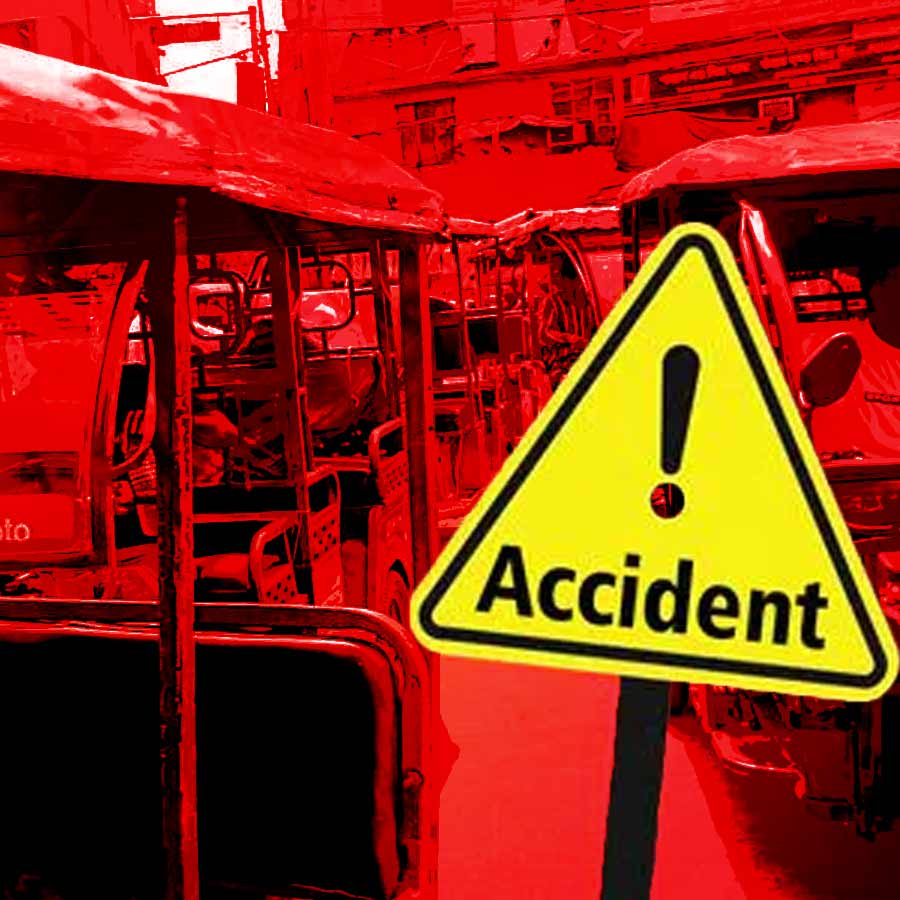 Kolkata Police female civic volunteer dies after being hit by Toto in front of Nabanna dgtld