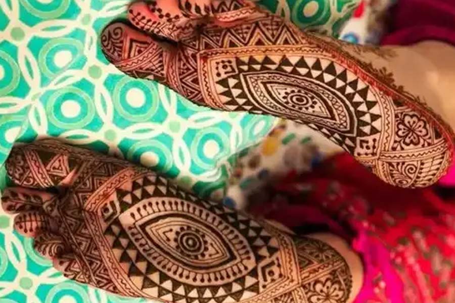 হিনা নিজের বিয়েতে মেহন্দির নতুন কৌশল প্রয়োগ করে অনেককেই অনুপ্রাণিত করেছেন।