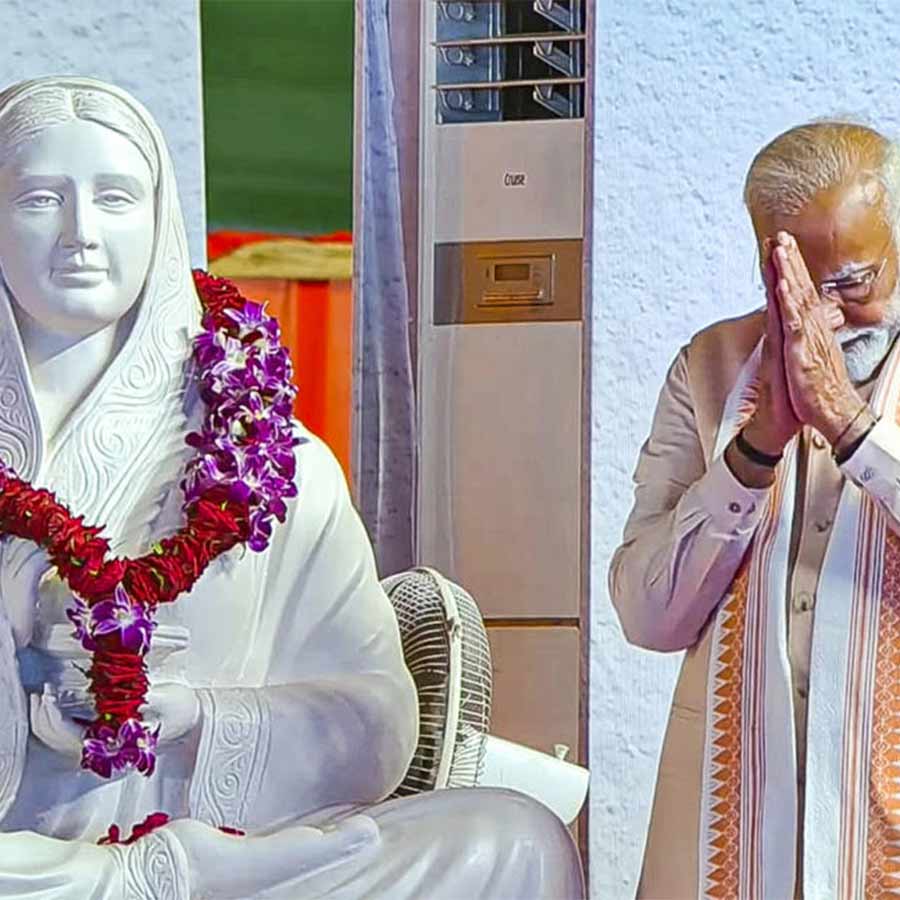 উদ্যাপন: ভোপালে রানি অহল্যবাই হোলকারের জন্মোৎসবের মঞ্চে প্রধানমন্ত্রী।