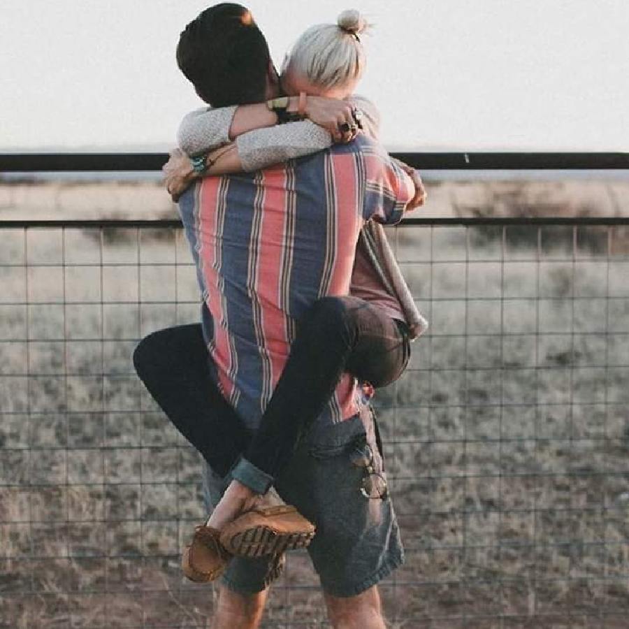 প্রেমিক সঙ্গীর সঙ্গে আলিঙ্গনে  সম্পর্কের ইতিহাস, মানসিক ঘনিষ্ঠতা এবং যৌন সম্পর্কের স্বাচ্ছন্দ জুড়ে থাকে।