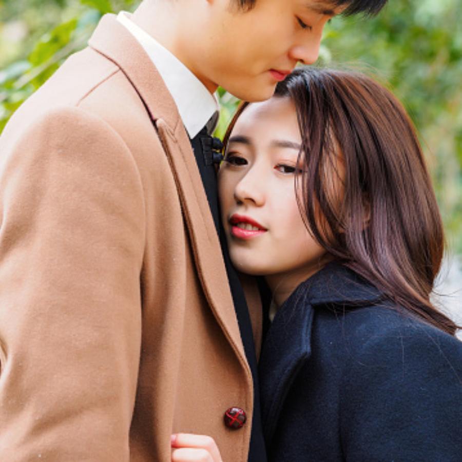 চিনে মহিলারা পাঁচ মিনিটের জন্য অচেনা ব্যক্তিকে আলিঙ্গন করতে যাচ্ছেন।