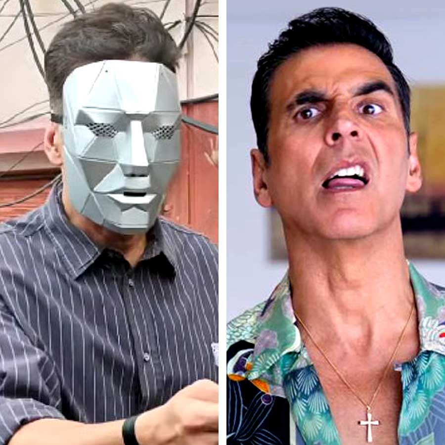 Akshay Kumar Hides his face with mask leaving mumbai theater audience after watching housefull 5 dgtl