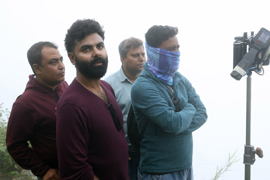 টিম নিয়ে শৈলশহরে পরিচালক-অভিনেতা অর্ণ মুখোপাধ্যায়।