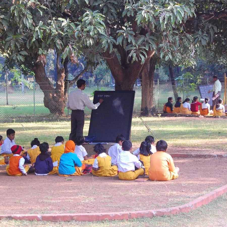 The conflict between two opposing views on the education system in Santiniketan needs to end