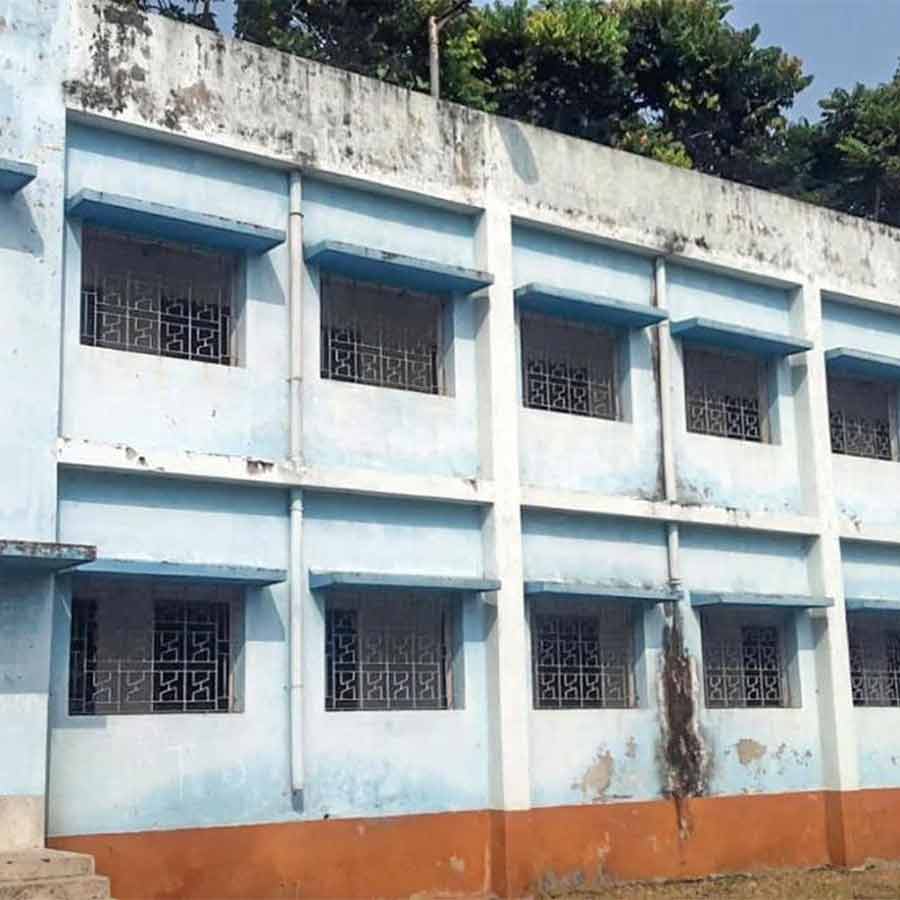 Students hostel of Moula Netaji High School lying abandoned since its inauguration 9 years ago