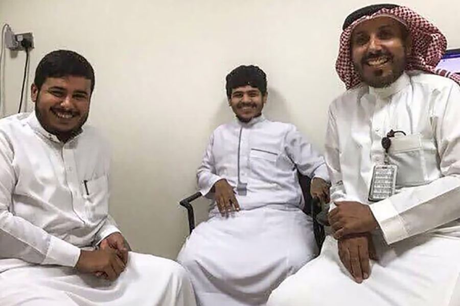 খালিদ (মাঝে) এখন ৩৪ বছরের ঝরঝরে চেহারার সুদর্শন যুবক। 