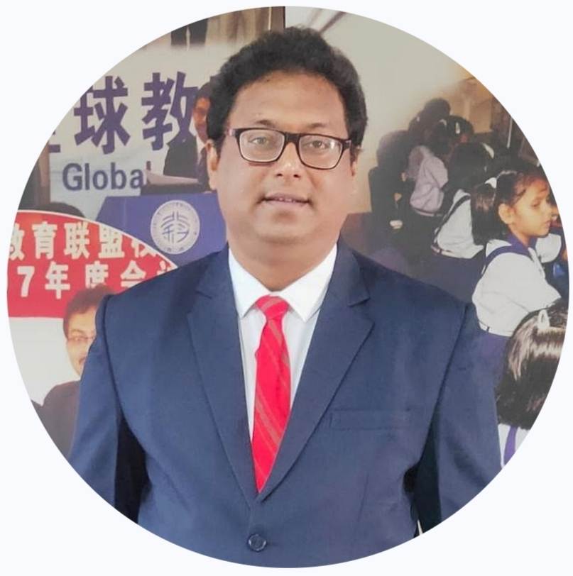 ‘টেকনো ইন্টারন্যাশনাল নিউ টাউন’-এর ইঞ্জিনিয়ারিং এবং ম্যানেজমেন্ট শিক্ষাব্যবস্থার সঙ্গে যুক্ত রয়েছেন এই প্রতিষ্ঠানের ‘ট্রেনিং অ্যান্ড প্লেসমেন্ট’ বিভাগের প্রধান সৌম্য দাস