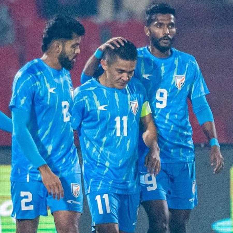 সুনীল ছেত্রীর (মাঝে) সঙ্গে দুই সতীর্থ রাহুল ভেকে (বাঁ দিকে) এবং ফারুখ চৌধরি।