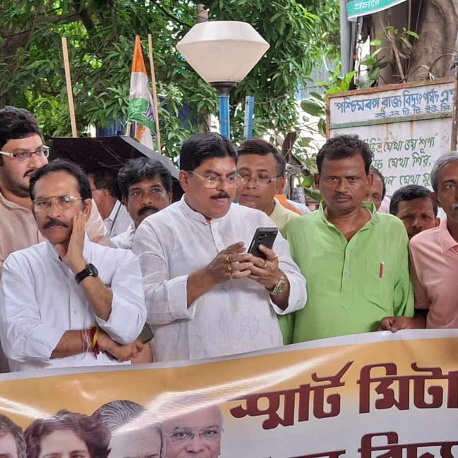 Congress & Left protest against smart meters, demands rollback