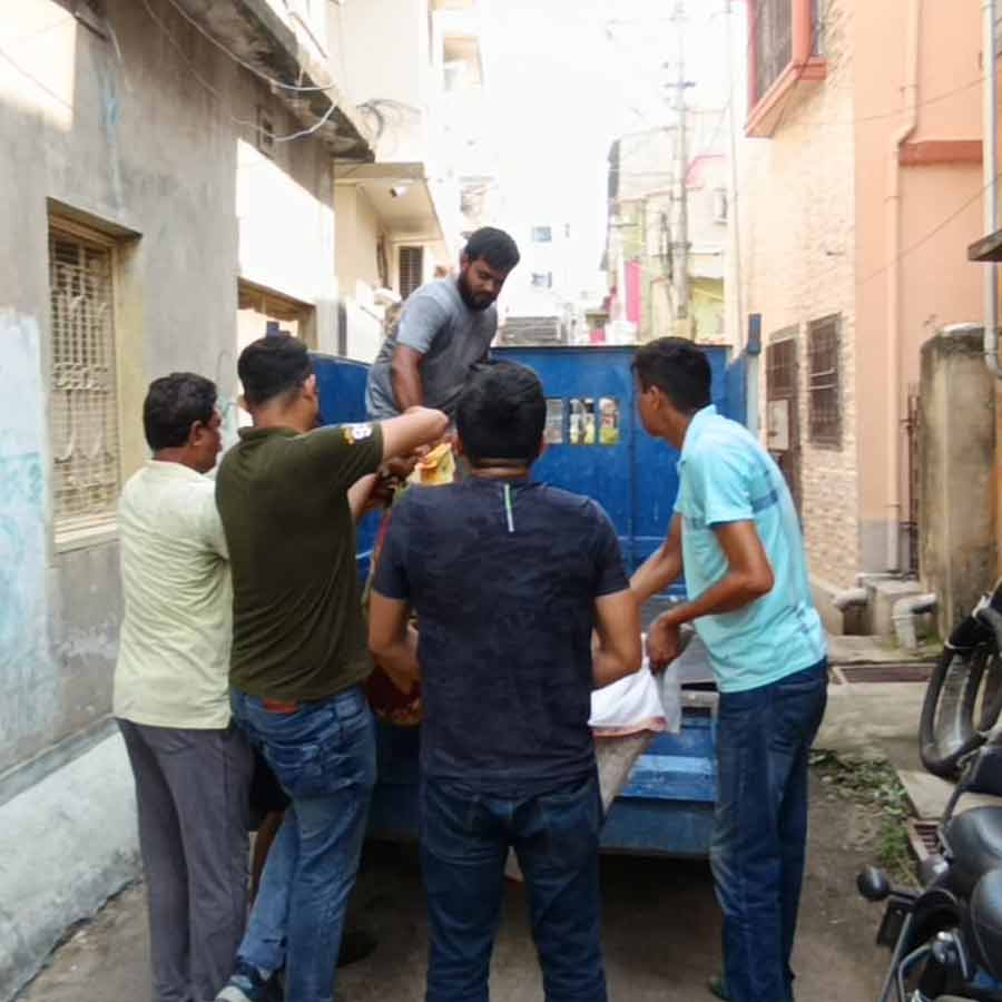 Police recover three injured persons in same family from house in Uttarpara