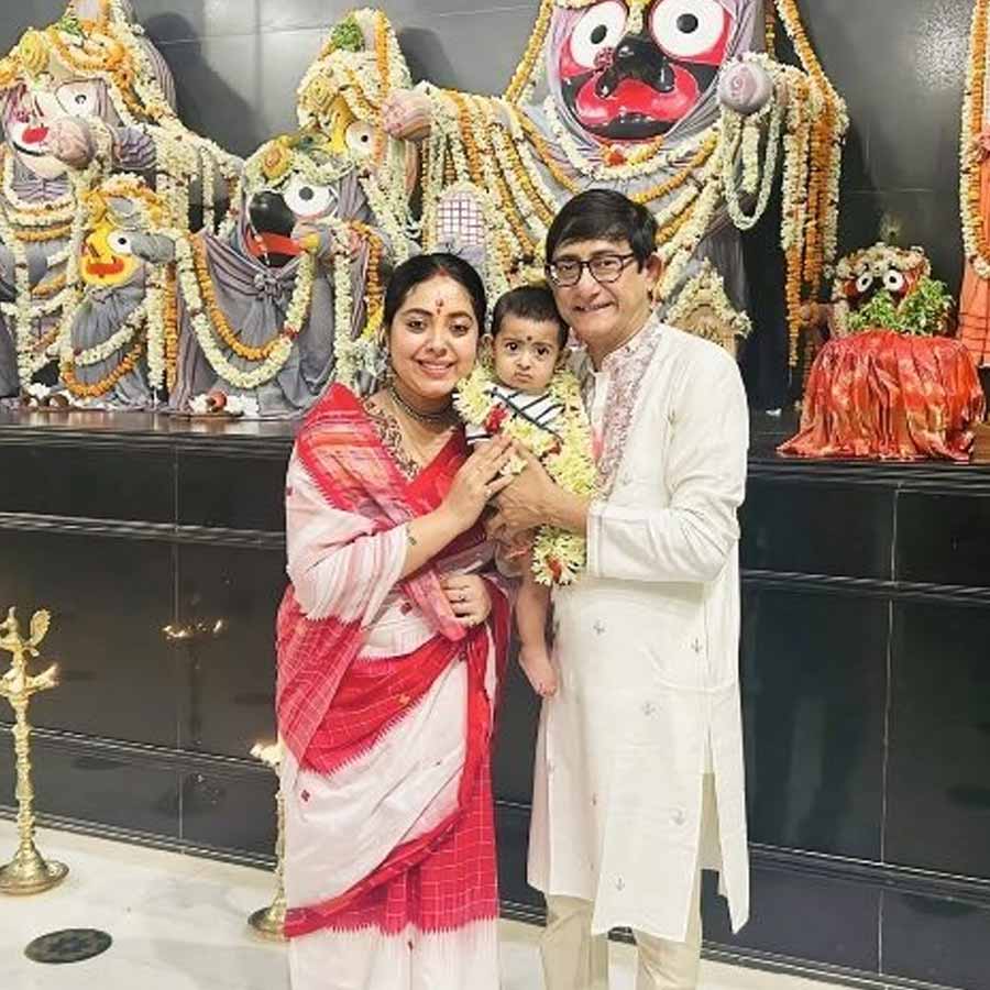 Kanchan Mullick and Sreemoyee Chattoraj went to Digha on Jagannathdev snanyatra along with daughter dgtl