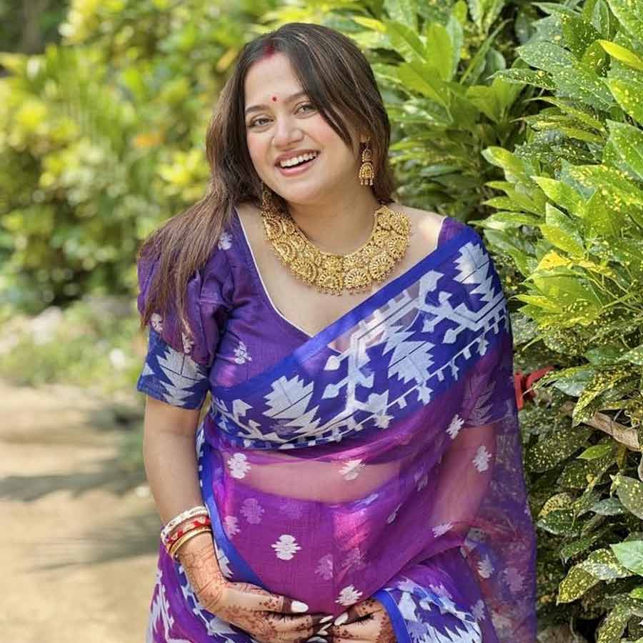 Actress Ahona Dutta celebrates her birthday and her husband Dipankar got emotional