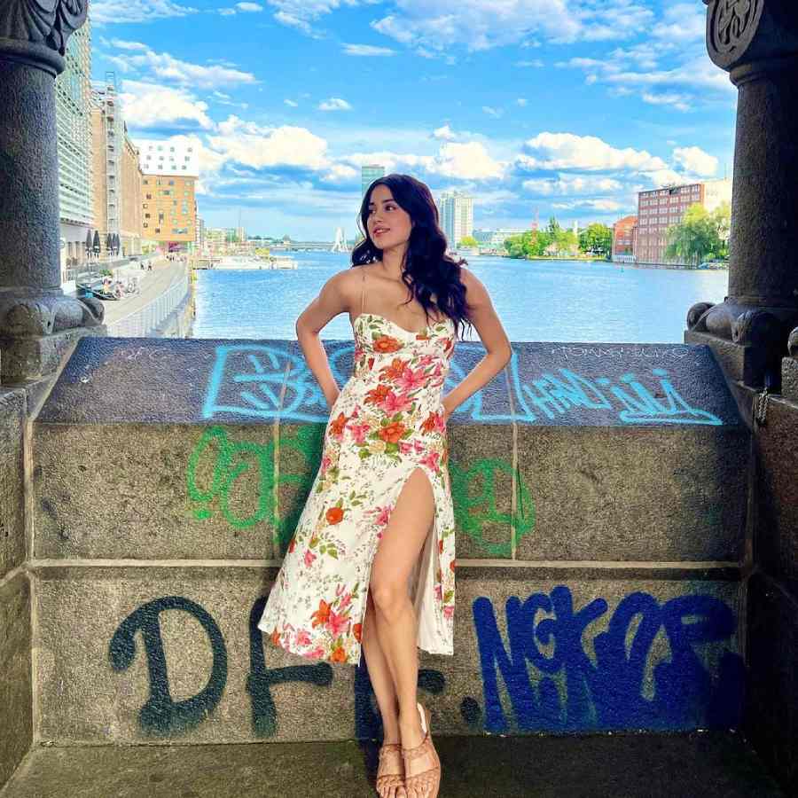 Bollywood Star teaches How to dress in Summer dgtl
