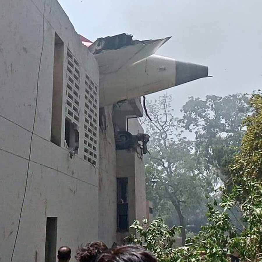 বহুতলে গেঁথে রয়েছে এয়ার ইন্ডিয়ার বিমানের লেজ।
