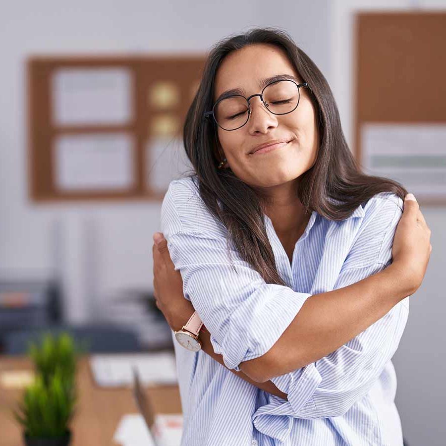 নিজেকে জড়িয়ে ধরলে হ্যাপি হরমোন বা অক্সিটোসিনের মাত্রা বেড়ে যায়।