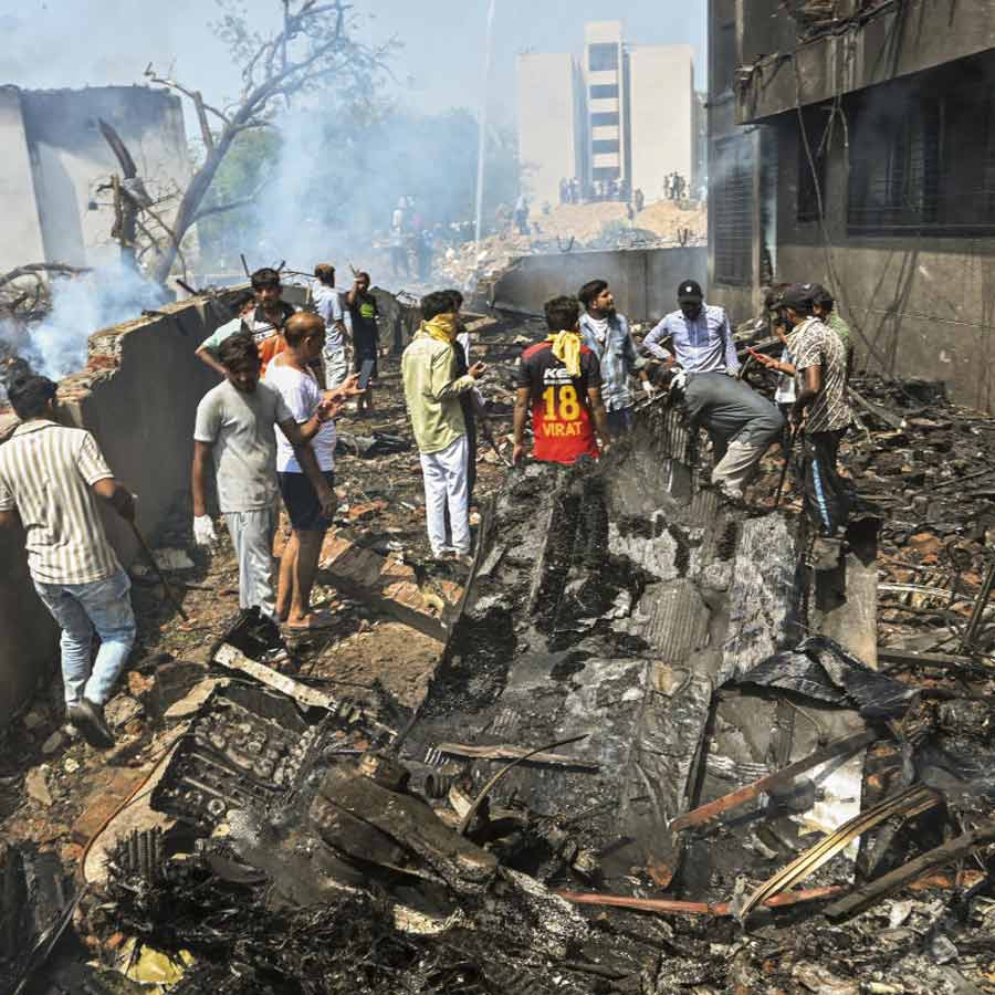 Lady escapes from Plane crash as she misses flight for 10 minutes dgtl