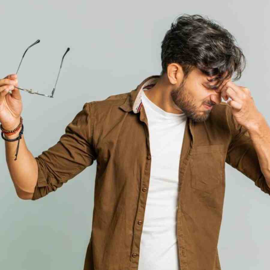 চশমা আঁটা জীবন থেকে মুক্তি চান?