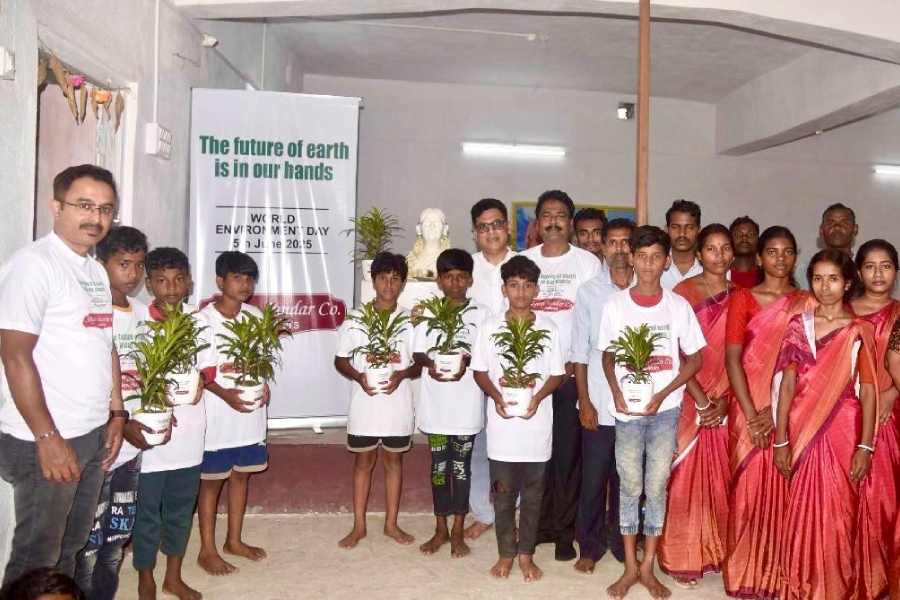 ত্রিপুরার ওয়ারেংবাড়ি স্বর্ণগ্রাম শিক্ষালয়েও গাছ লাগানোর উদ্যোগ নিয়েছিল শ্যাম সুন্দর কোং জুয়েলার্স।