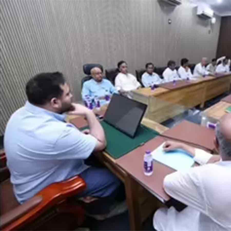 Tejashwi Yadav of RJD and other leaders of INDIA alliance meet for seat sharing in Bihar Assembly Election 2025 dgtl