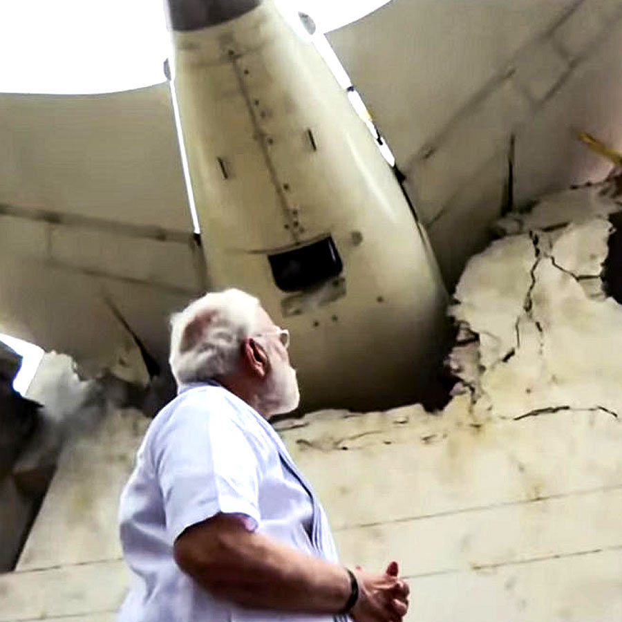 সবেমাত্র জুন মাসে পা দিয়েছে ২০২৫ সাল। বছরের ছ’মাসও কাটেনি। তার মধ্যেই একাধিক বিপর্যয়, শোকের ছায়া, যন্ত্রণায় জর্জরিত ভারত। বৃহস্পতিবার দুপুর ১টা ৩৮ মিনিটে অহমদাবাদের সর্দার বল্লভভাই পটেল আন্তর্জাতিক বিমানবন্দর থেকে ওড়ার পরেই ভেঙে পড়ে এয়ার ইন্ডিয়ার লন্ডনগামী বিমান (এআই ১৭১)। দুর্ঘটনাগ্রস্ত বিমানে মোট ২৪২ জন ছিলেন। তাঁদের মধ্যে ২৩০ জন যাত্রী, ১০ জন ক্রু সদস্য এবং দু’জন পাইলট। এক যাত্রী বাদে সকলেরই মৃত্যু হয়েছে বলে জানানো হয়েছে। চলতি বছরের শুরু থেকেই ভারত দেখেছে একের পর এক বিভীষিকা।